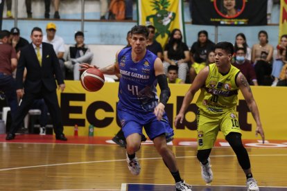 El uruguayo Demián Álvarez (i) fue la figura de Jorge Guzmán.