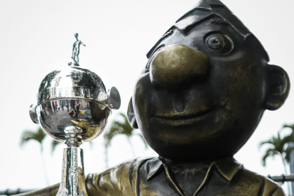 Juan Pueblo posó junto al trofeo de la Copa Libertadores de América.