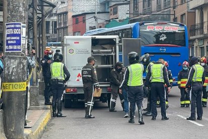 En el sur de Quito, un joven fue arrollado por un autobús y murió en el lugar. El SIAT emitió un informe en el que se responsabilizó al conductor.