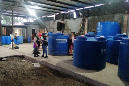 En el operativo se halló un inmueble con tanques llenos de bebida alcohólica.