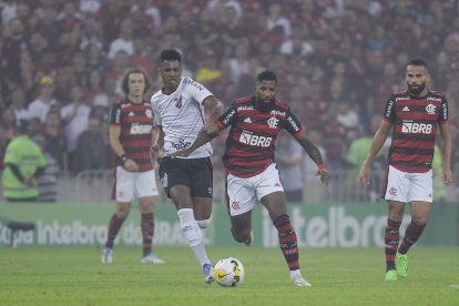 Flamengo (rojinegro) y Athlético Paranaense se enfrentan en Guayaquil, en la final de la Copa Libertadores.