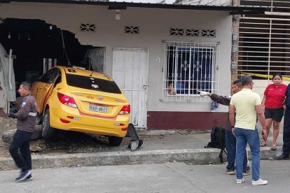 El conductor falleció y el pasajero se fue.