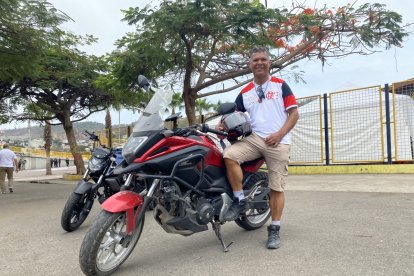 El brasileño Natal Rivemar junto a su compañera de viaje, a la que llama Lobo Solitario.