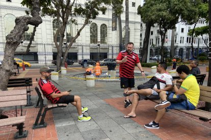 Como en casa: Matheus Felipe, Gilson, Bruno Gade y Claudio, en las bancas del malecón de la ría.