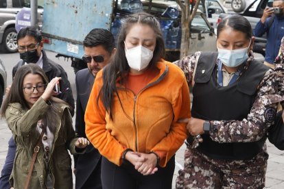 La acusada llegó a la Fiscalía para rendir versión. Dijo que dormía y no oyó nada.