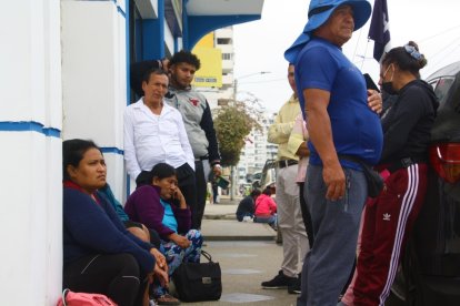 Allegados de los pescadores desaparecidos esperan al pie de la Capitanía en Salinas.