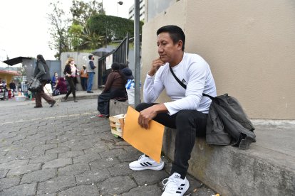 Guillermo Tipán acude a diario al Hospital Eugenio Espejo de Quito, para conocer el estado de salud de su hija.