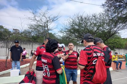 Hinchas brasileños hacen una pausa antes de seguir su rumbo al Monumental.
