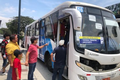 La afluencia de personas aumenta. Según encargados de la ATM, la mitad de aficionados son extranjeros y la otra mitad locales.