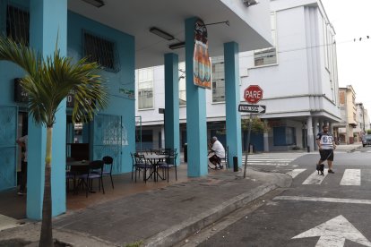 De este lado llegaron los asesinos que acabaron con el sargento.