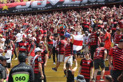 Una marea rojinegra toma Guayaquil, con gran mayoría de hinchas de Flamengo.