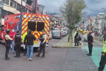 Los paramédicos llegaron al sitio, pero solo se confirmó la muerte del delincuente.
