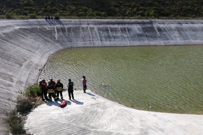 Hombre muere al tirarse a un reservorio