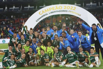 as jugadoras del  Palmeiras celebran, en Quito, por el primer título de la Copa Libertadores Femenina en su historia.