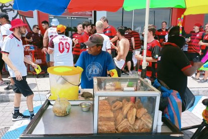 José Campoverde veía con malestar que los hinchas del Flamengo no compraban sus pasteles.
