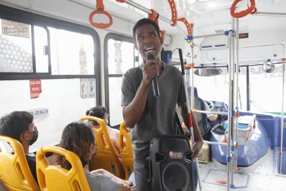 Max Monaga en su trabajo diario, en los buses que circulan entre Pascuales y Los Vergeles, sale antes de las 07:30.