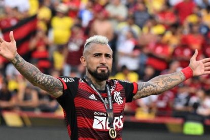 A Arturo Vidal le gritaron que no va al mundial.