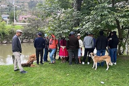 La víctima de 15 años de edad aparentemente no sabía nadar y cuando se lanzó al afluente fue arrastrado por el caudal en donde se lo halló al día siguiente sin vida.