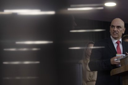 Hay denuncias de que los uniformados no permitían a que los ciudadanos puedan votar.