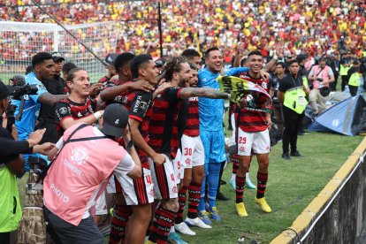 Todo el festejo de Flamengo para el sector de la general Carlos Muñoz, la celebración no fue tan larga.