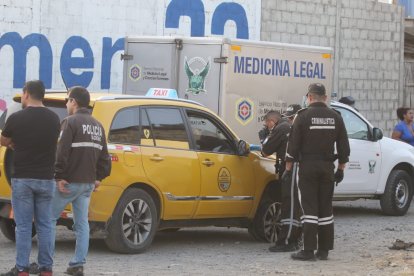 Miembros de Criminalística hicieron el levantamiento de indicios.