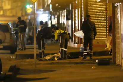 Dos de los cadáveres quedaron en la calle y a unas cuatro cuadras del sector se halló el tercer cuerpo.