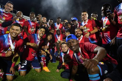 La celebración de los jugadores de El Nacional tras terminar como campeones del torneo de la Serie B y alcanzar el ascenso.