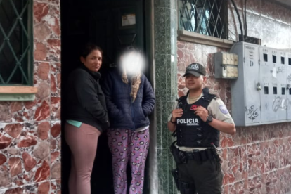 Luego de varios minutos de persuasión, dos de los uniformados neutralizaron a la chica.