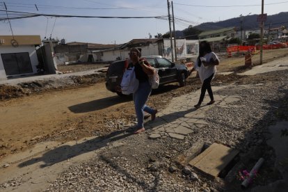 La calle Guayacanes y Acacias lleva varios meses estancada. Los locales continúan con la incertidumbre de no poder abrir y los residentes incómodos.