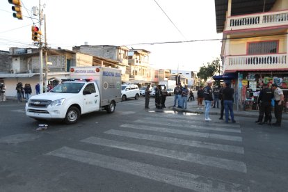 Miembros de Criminalística acudieron al lugar a recabar indicios.