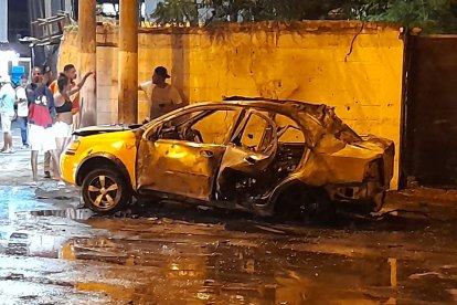 Otra madrugada de terror en Esmeraldas: explotaron dos vehículos en diferentes puntos