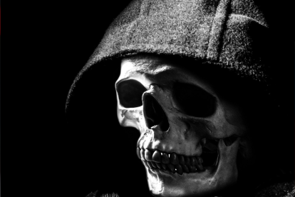 Hombre con una máscara de calavera mata a una mujer delante de dos niños