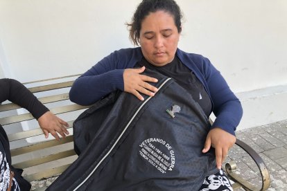 Sandra Solórzano muestra el atuendo de soldado de reserva que su hermano conservaba de su paso por la milicia.
