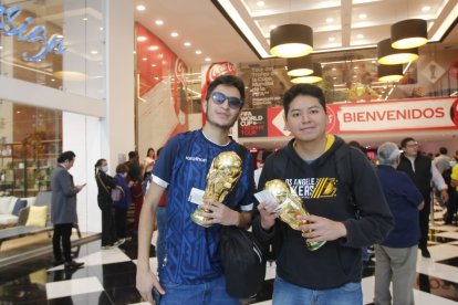 Quito: Futboleros se tomaron fotos con el trofeo de la Copa del Mundo