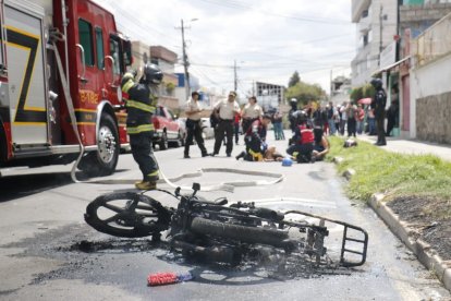 La moto de los sospechosos fue quemada por las personas.