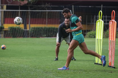 El volante uruguayo de Barcelona, Bruno Piñatares, se prepara para enfrentar a Aucas, en la final de la LigaPro.