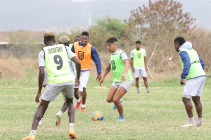 El uruguayo Darwin Torres (c) es el líder de la defensa de 9 de Octubre. Será titular en el choque con El Nacional.