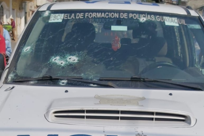 Registro. Así quedaron los patrulleros luego de los disparos recibidos y que se retir´}o los cadáveres de los uniformados.