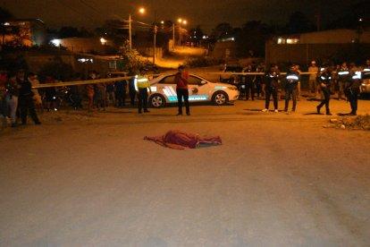 La mujer quedó tendida en la calle, inerte.