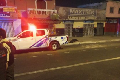Los policías Félix Contreras Montoya, oriundo del cantón Vinces, y Rommel Chunata Martínez, de Riobamba, fueron asesinados en las calles 17 y Cuenca. Los atacaron cuando iban a bordo de un patrullero.