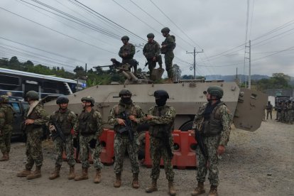 Militares arribaron a los exteriores de la cárcel de Esmeraldas para reforzar la seguridad tras el anuncio de intento de amotinamiento.