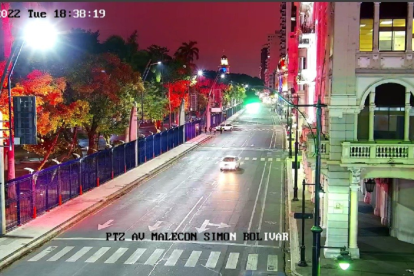 Antes del inicio del estado de excepción y toque de queda en la ciudad, la calle Malecón estaba cerrada con conos