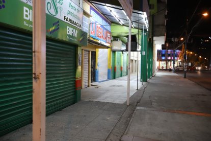 Tras el anuncio de estado de excepción, los comercios en Guayaquil cerraron y las calles quedaron vacías.