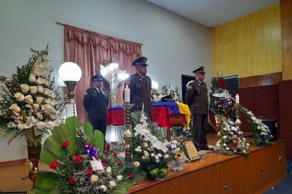 En el auditorio del Municipio de Penipe velan los restos del agente asesinado.