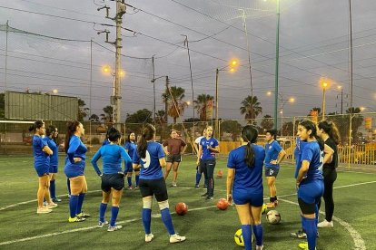 Todos los días, a partir de las 18:30 la escuela Moreira abre sus puertas para recibir a chicas de diferentes edades