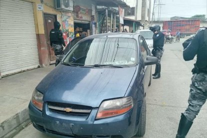 El carro abandonado en el sector La Puntilla es revisado por los agentes.