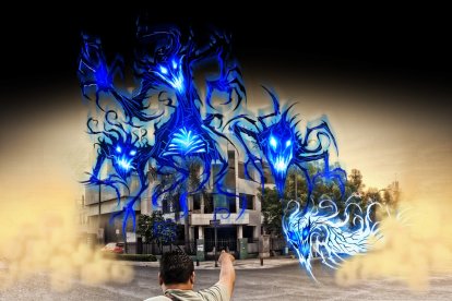 Posibles espectros asustan a los comerciantes que trabajan en las inmediaciones de un edificio abandonado, en el centro de Guayaquil.