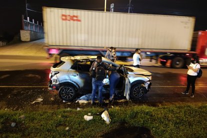Este auto fue llevado hasta la gasolinera de la empresa Unitaxis, ubicada en la avenida Cooperativismo.