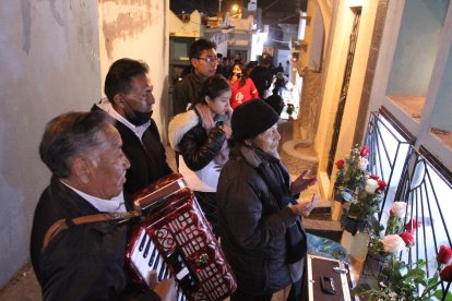 Algunas familias contratan  músicos y llevan serenatas a sus seres queridos. Tocan canciones religiosas, pero también la música que le gustaba al muerto.