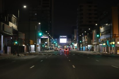 La avenida Quito, una de las principales vías de la ciudad, albergaba a ciertos conductores incluso luego del toque de queda.